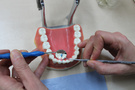 Zeigen von typischem Besteck in einer Zahnarztpraxis. 
