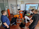 Foto SCHLAU-Teilnehmende installieren gemeinsam mit den Mitarbeitenden von Wassermann eine elektronische Schranke