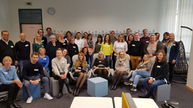 Gruppenfoto mit den Teams der Berufsberatung (Bundesagentur für Arbeit) und SCHLAU